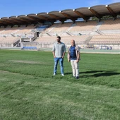 Pau Beltrán ha visitado el estado del césped del campo de fútbol Pau Beltrán ha visitado el estado del césped del campo de fútbol