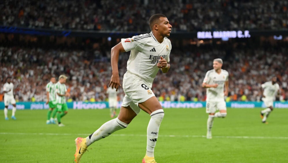 Mbappé celebra uno de sus goles al Betis en el Santiago Bernabéu