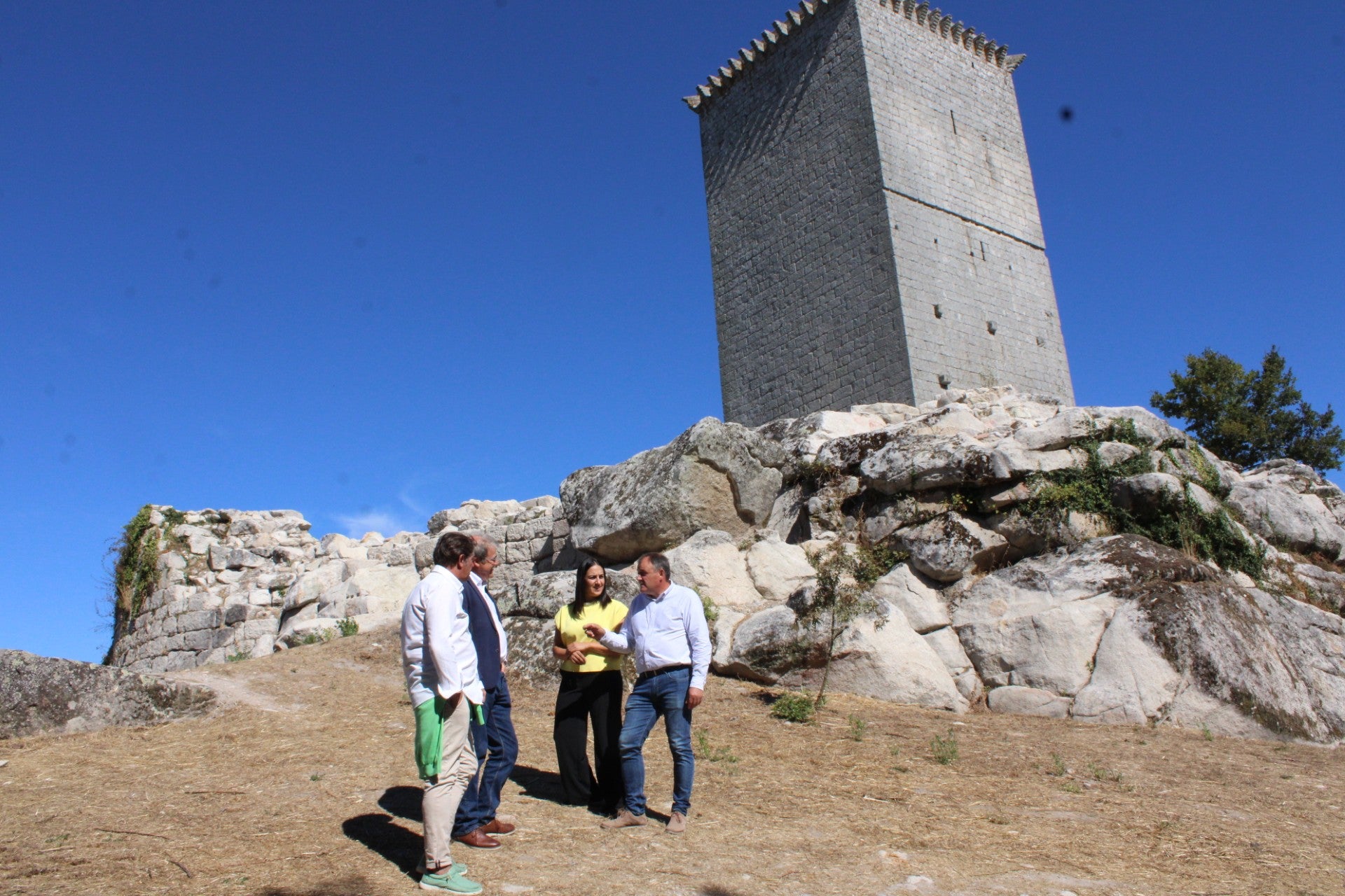 Limpan o entorno dos castelos da Limia Limpan o entorno dos castelos da Limia