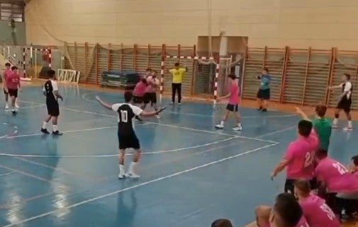 Denuncian al portavoz de VOX en la Vila por golpear a un menor, jugador del equipo rival, durante un amistoso Denuncian al portavoz de VOX en la Vila por golpear a un menor, jugador del equipo rival, durante un amistoso