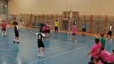 Denuncian al portavoz de VOX en la Vila por golpear a un menor, jugador del equipo rival, durante un amistoso Denuncian al portavoz de VOX en la Vila por golpear a un menor, jugador del equipo rival, durante un amistoso