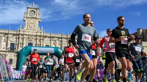 Carrera en favor de afectados por ELA, en el Día de la Comunidad de Castilla y León. Carrera en favor de afectados por ELA, en el Día de la Comunidad de Castilla y León. EFE/J.Casares