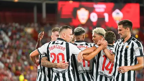 Los jugadores del Castellón celebran uno de sus cinco goles frente al Almería Los jugadores del Castellón celebran uno de sus cinco goles frente al Almería
