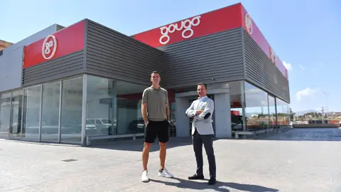 Gougo.es abre las puertas de su showroom en Cartagena Pedro Alcalá, capitán del FC Cartagena junto a Antonio Muñoz, gerente de GOUGO