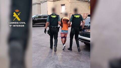 Agentes de la Guardia Civil de Villena con el detenido.