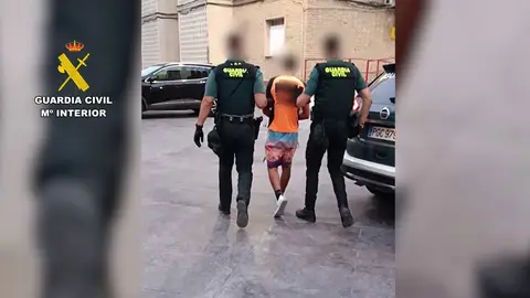 Agentes de la Guardia Civil de Villena con el detenido. Agentes de la Guardia Civil de Villena con el detenido.