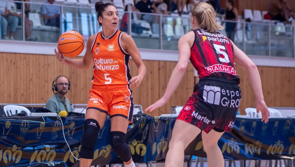 Cristina Ouviña en un partido de pretemporada ante Spar Girona