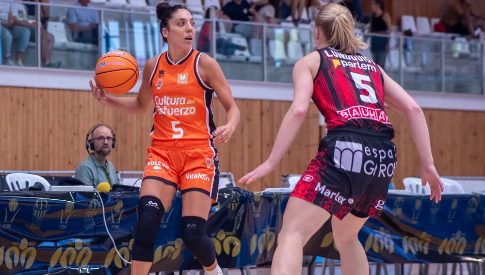Cristina Ouviña en un partido de pretemporada ante Spar Girona Cristina Ouviña en un partido de pretemporada ante Spar Girona