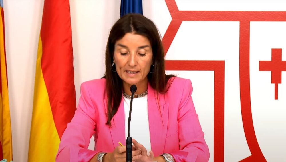 Ruth Merino, la portavoz del Consell, informando sobre la futura escuela de 1 a 2 años de Polop