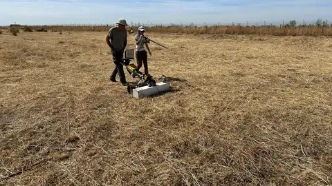 La nueva campaña arqueológica en el cerro de San Juan del Viso busca información con el georradar sobre el barrio sur y la necrópolis de la primitiva ciudad romana de Complutum Arqueólogos utilizan el georradar para buscar la necrópolis de Primitiva Complutum