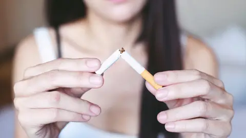 Bruselas recomienda prohibir el tabaco en terrazas de bares, piscinas y parque de atracciones Bruselas recomienda prohibir el tabaco en terrazas de bares, piscinas y parque de atracciones