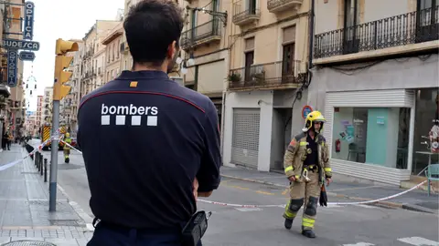 Bombers treballant a l'edifici. Bombers treballant a l'edifici.