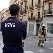 Bombers treballant a l'edifici.