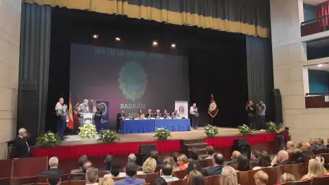 Gragera sitúa entre los retos de la Policía Local de Badajoz el inicio de campañas informativas sobre la doble fila Gragera sitúa entre los retos de la Policía Local de Badajoz el inicio de campañas informativas sobre la doble fila