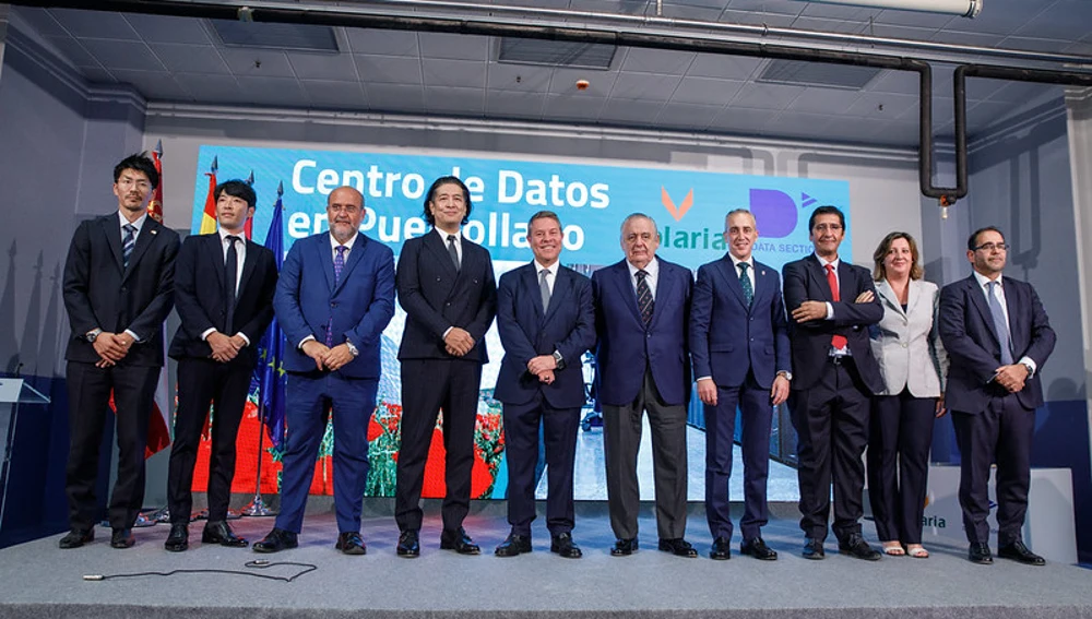 Foto de familia tras la presentación del acuerdo Foto de familia tras la presentación del acuerdo