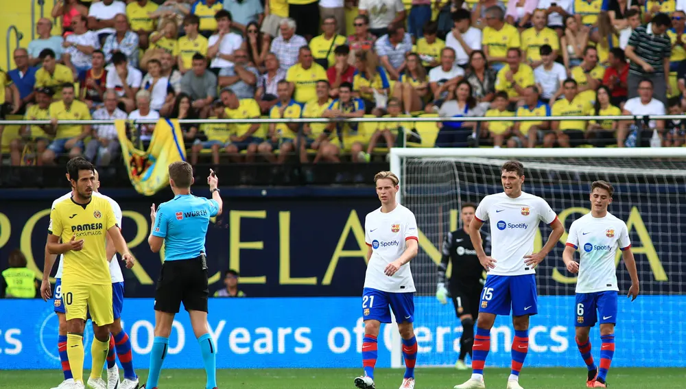 Jugadores del Villarreal y del FC Barcelona sobre el terreno de juego durante un partido de Liga en el estadio de La Cerámica. Jugadores del Villarreal y del FC Barcelona sobre el terreno de juego durante un partido de Liga en el estadio de La Cerámica.