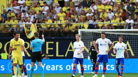Jugadores del Villarreal y del FC Barcelona sobre el terreno de juego durante un partido de Liga en el estadio de La Cerámica. Jugadores del Villarreal y del FC Barcelona sobre el terreno de juego durante un partido de Liga en el estadio de La Cerámica.