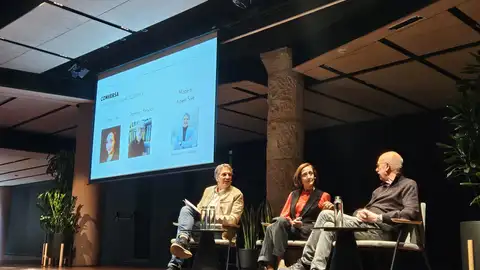 Albert Solé (esquerra) ha moderat la conversa entre l'actriu Carme Elias i Domènec Reixach, actor i exdirector del TNC Albert Solé (esquerra) ha moderat la conversa entre l'actriu Carme Elias i Domènec Reixach, actor i exdirector del TNC