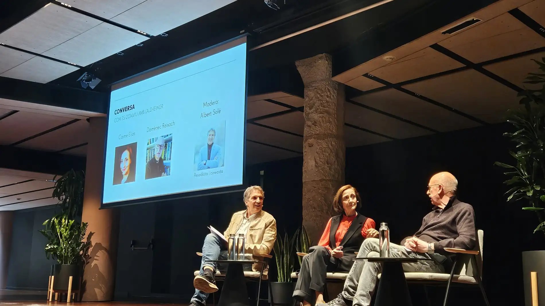 Albert Solé (esquerra) ha moderat la conversa entre l'actriu Carme Elias i Domènec Reixach, actor i exdirector del TNC Albert Solé (esquerra) ha moderat la conversa entre l'actriu Carme Elias i Domènec Reixach, actor i exdirector del TNC