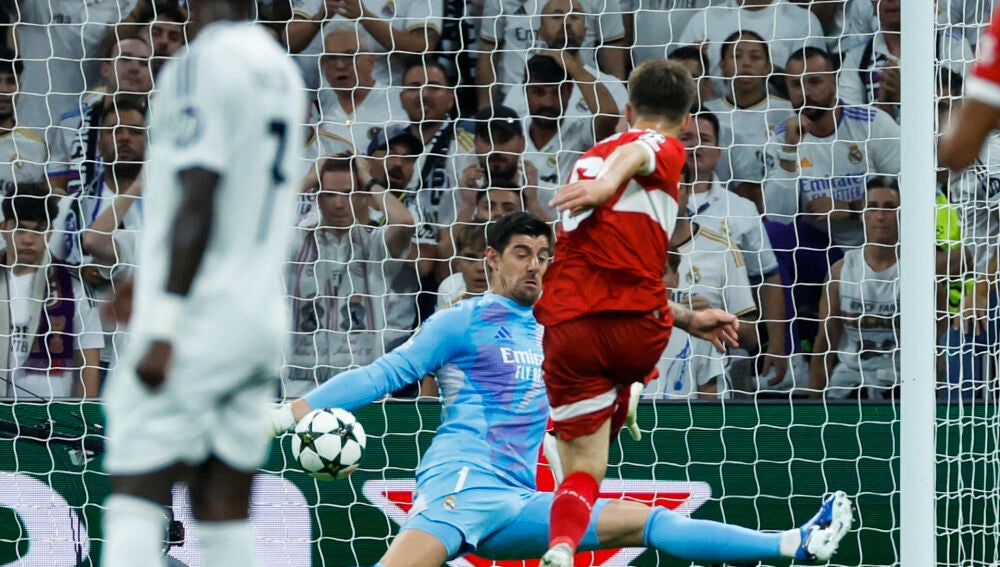 Courtois hace una parada durante el Real Madrid - Stuttgart