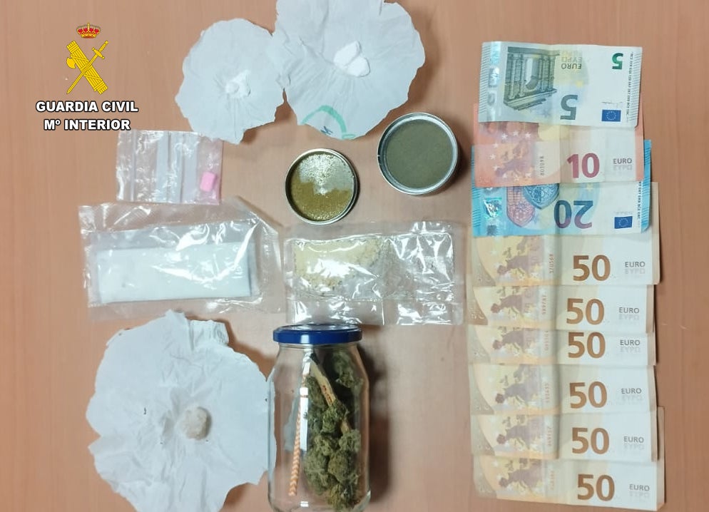 La Guardia Civil arresta al conductor de un vehículo que escondía droga entre accesorios para perro La Guardia Civil arresta al conductor de un vehículo que escondía droga entre accesorios para perro