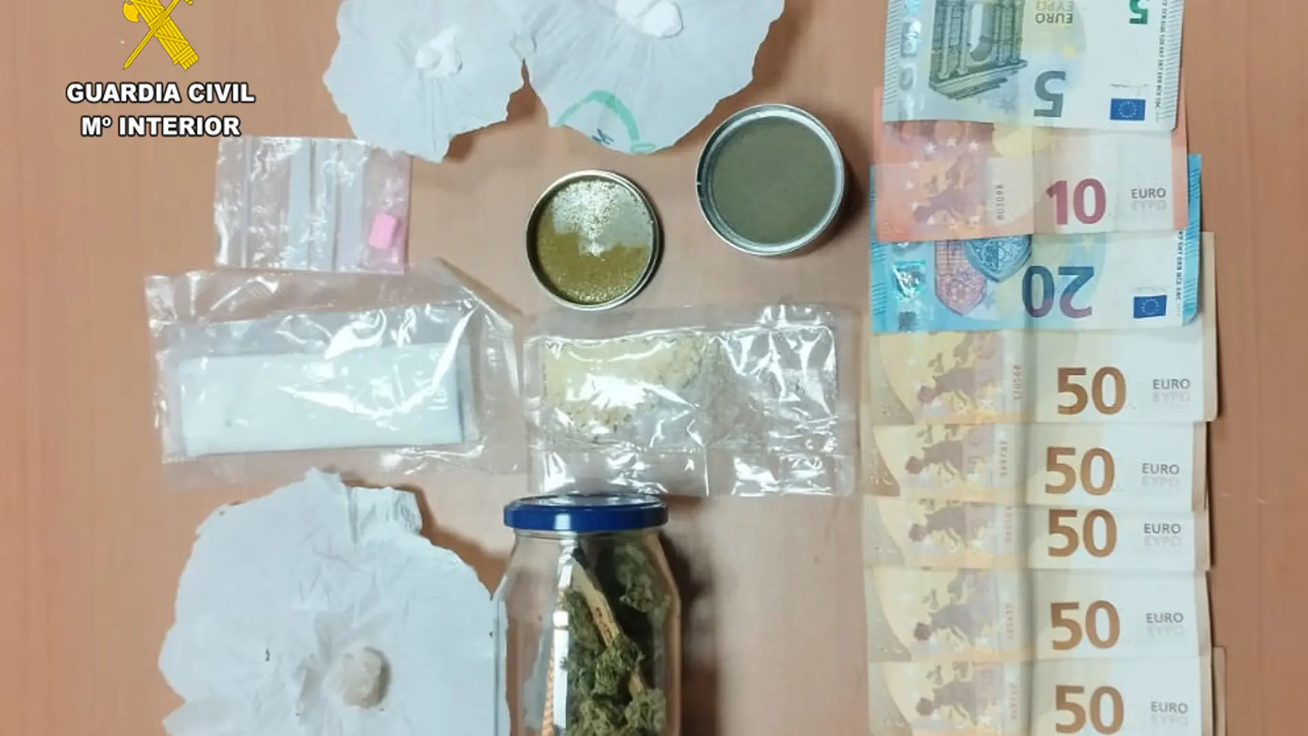 La Guardia Civil arresta al conductor de un vehículo que escondía droga entre accesorios para perro La Guardia Civil arresta al conductor de un vehículo que escondía droga entre accesorios para perro