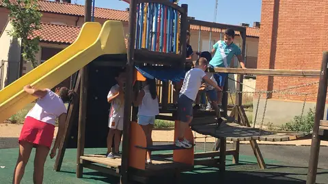 La Diputación palentina invierte 600.000 euros para que 64 localidades puedan crear, adecuar y mejorar sus áreas infantiles y parques biosaludables municipales .
