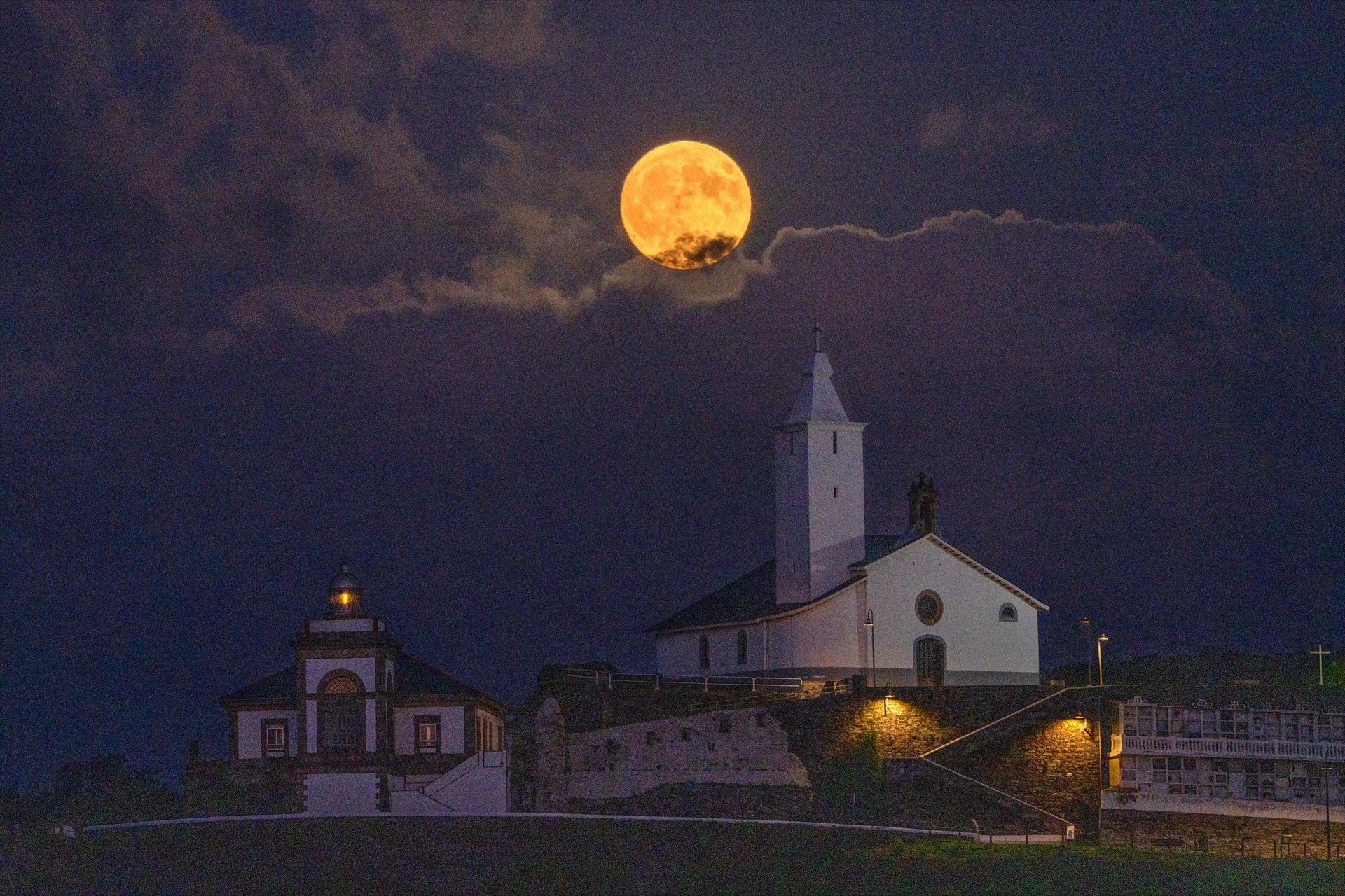 Por qué los incendios de Portugal han teñido de rojo la luna y el sol Por qué los incendios de Portugal han teñido de rojo la luna y el sol
