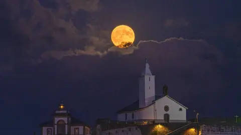 Los incendios que afectan a Portugal han dejado en Galicia y parte del norte de España un espeso manto de humo que ha teñido de rojo la luna y el sol. Los incendios que afectan a Portugal han dejado en Galicia y parte del norte de España un espeso manto de humo que ha teñido de rojo la luna y el sol./ Álvaro Ballesteros / Europa Press
