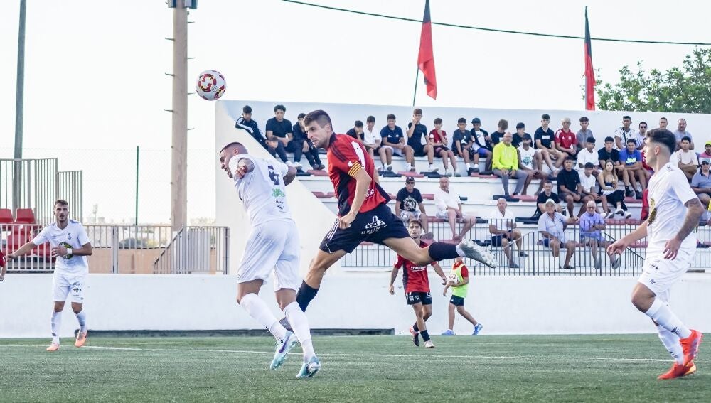 El delantero centro Gorriz remata en el partido frente al Felanitx