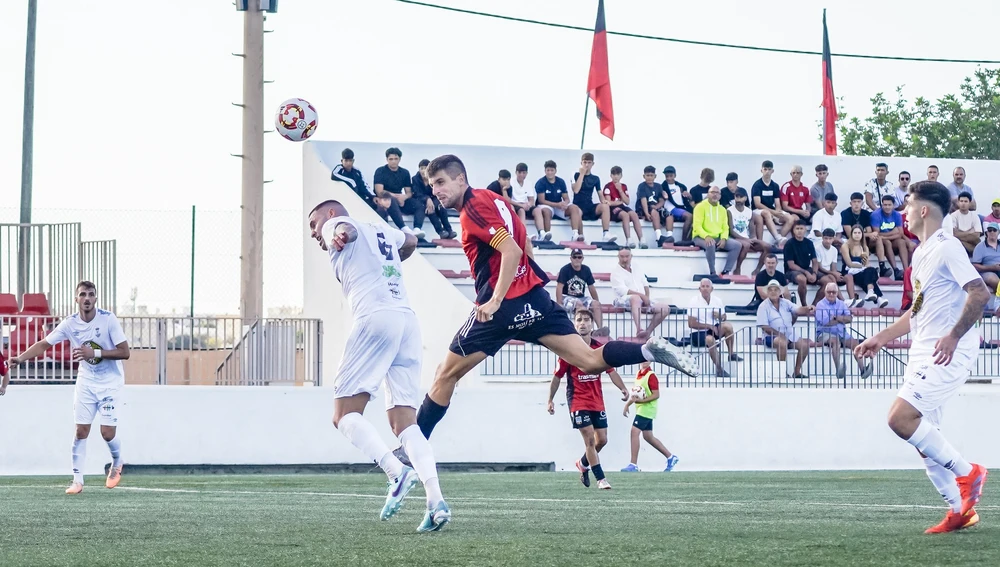 El delantero centro Gorriz remata en el partido frente al Felanitx El delantero centro Gorriz remata en el partido frente al Felanitx