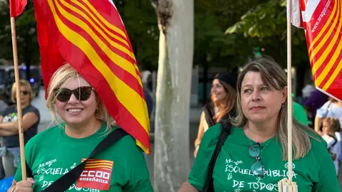 Dos miembros de Comisiones Obreras, al comienzo de la manifestación en Zaragoza Dos miembros de Comisiones Obreras, al comienzo de la manifestación en Zaragoza