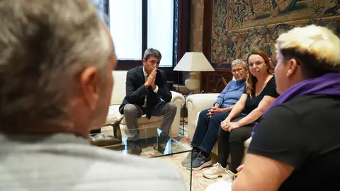 El 'president' de la Generalitat, Carlos Mazón (2i), se reúne con afectados que viajaban en el tren atrapado en el incendio de Bejís en el Palau de la Generalitat de Valencia, a 8 de noviembre de 2023 El 'president' de la Generalitat, Carlos Mazón (2i), se reúne con afectados que viajaban en el tren atrapado en el incendio de Bejís en el Palau de la Generalitat de Valencia, a 8 de noviembre de 2023
