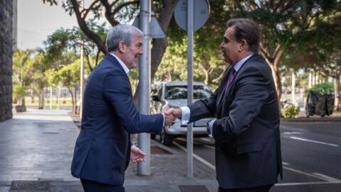 Fernando Clavijo se re&uacute;ne con Margaritis Schinas en Canarias