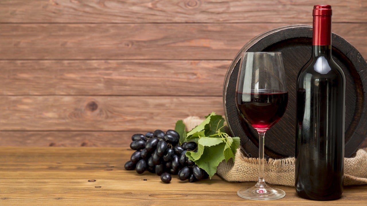 Enrique Pascual: "El vino es lo que mantiene con vida nuestros pueblos" Enrique Pascual: "El vino es lo que mantiene con vida nuestros pueblos"