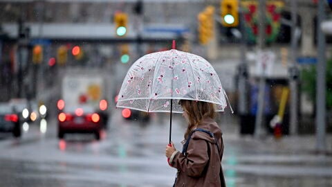 Mujer con paraguas bajo la lluvia 