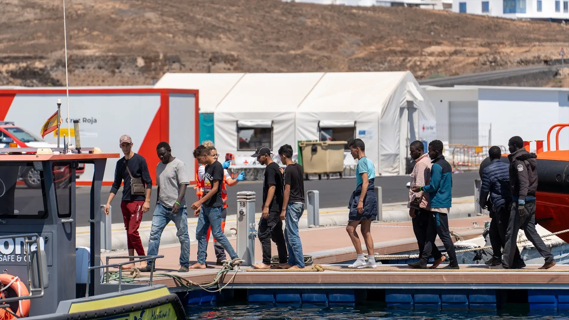 Los Servicios de Emergencias reciben a los migrantes en el muelle de Puerto Naos Los Servicios de Emergencias reciben a los migrantes en el muelle de Puerto Naos