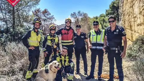Bomberos del Consorcio y agentes de la Policía Local de Xàbia con el labrador rescatado Bomberos del Consorcio y agentes de la Policía Local de Xàbia con el labrador rescatado