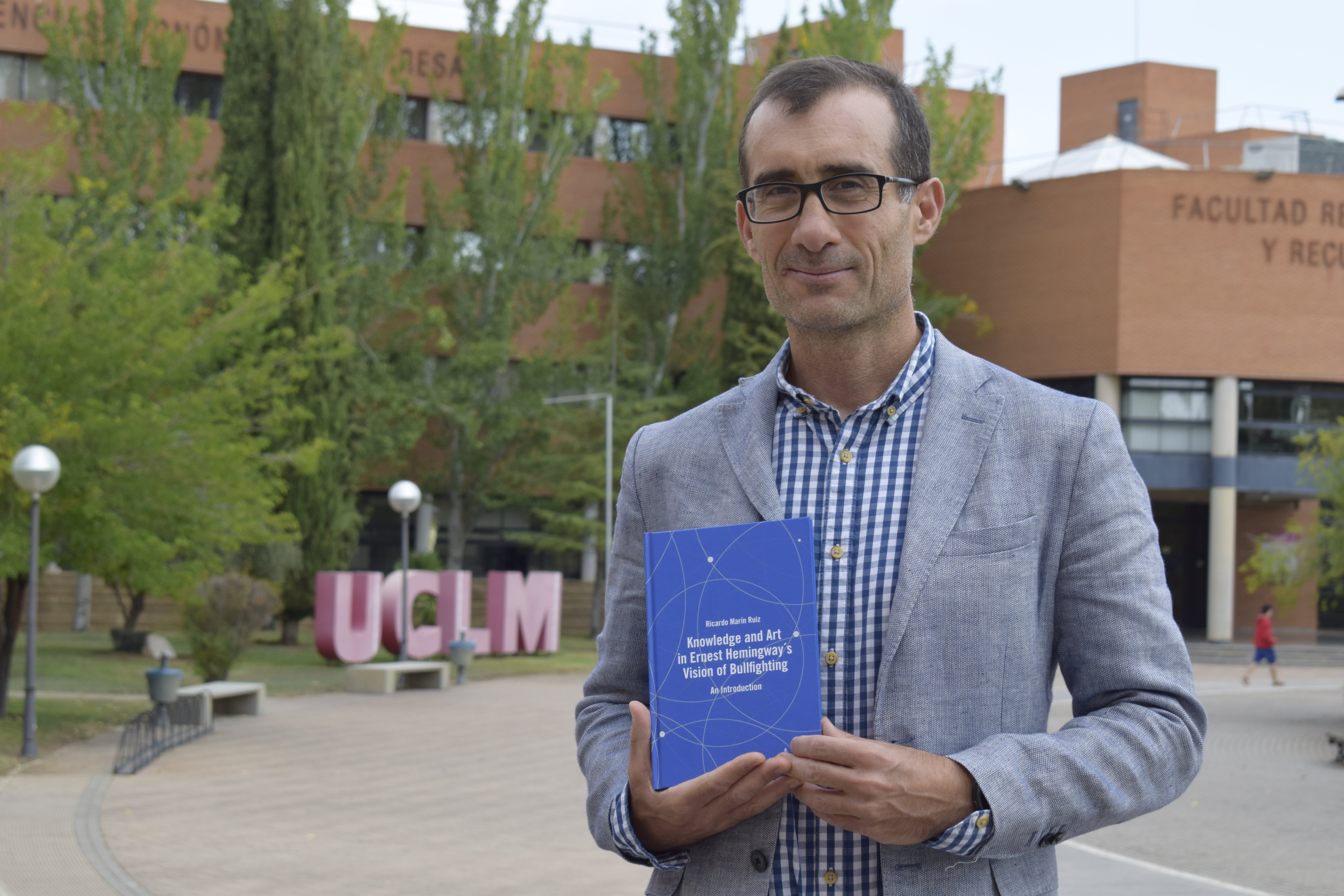 Un profesor de la UCLM publica un libro sobre la influencia de la tauromaquia y el arte en las obras literarias de Hemingway Un profesor de la UCLM publica un libro sobre la influencia de la tauromaquia y el arte en las obras literarias de Hemingway