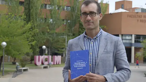 Un profesor de la UCLM publica un libro sobre la influencia de la tauromaquia y el arte en las obras literarias de Hemingway Un profesor de la UCLM publica un libro sobre la influencia de la tauromaquia y el arte en las obras literarias de Hemingway