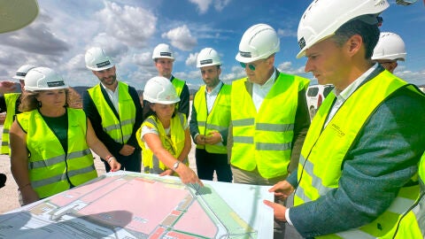 El CEO de SEAT-Cupra, Wayne Griffiths, y el alcalde de Sagunto, Dar&iacute;o Moreno, visitan los terrenos de la futura gigafactor&iacute;a de Volkswagen en El Camp de Morvedre