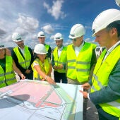 El CEO de SEAT-Cupra, Wayne Griffiths, y el alcalde de Sagunto, Darío Moreno, visitan los terrenos de la futura gigafactoría de Volkswagen en El Camp de Morvedre