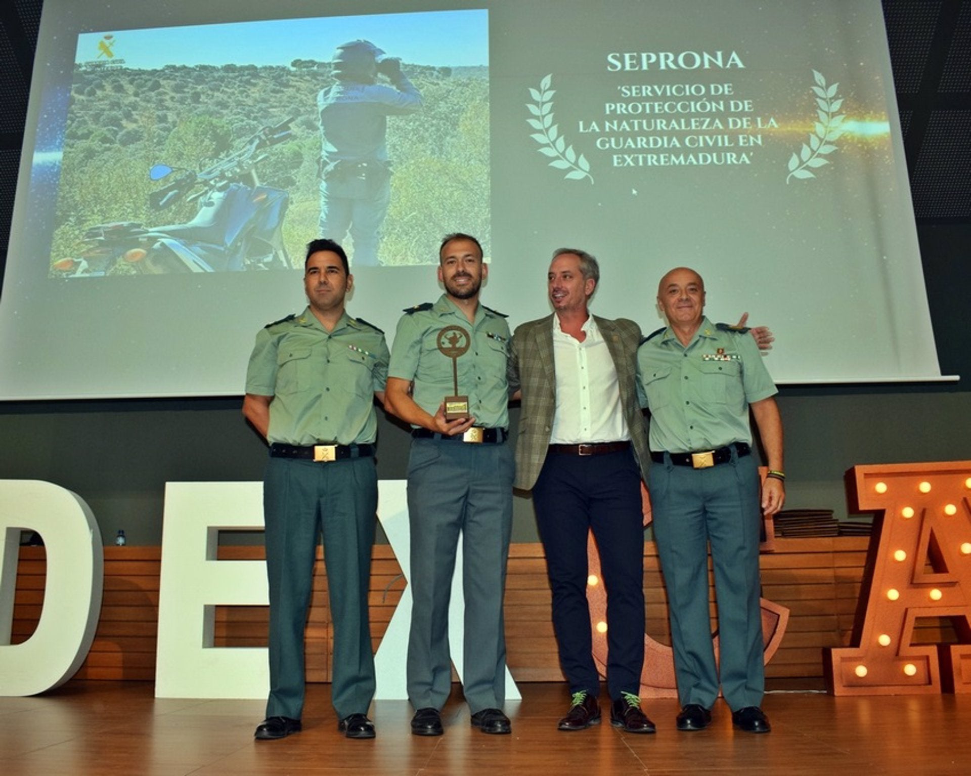La Federación Extremeña de Caza premia y reconoce la labor del Seprona de la Guardia Civil en Extremadura La Federación Extremeña de Caza premia y reconoce la labor del Seprona de la Guardia Civil en Extremadura