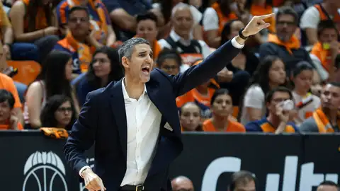 El entrenador del Valencia Basket Rubén Burgos, da instrucciones a las jugadoras en un partido El entrenador del Valencia Basket Rubén Burgos, da instrucciones a las jugadoras en un partido