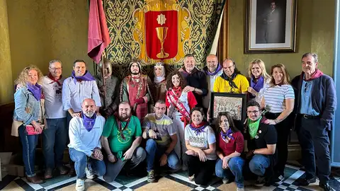 Foto de familia, presidida por el alcalde de Cuenca, Darío Dolz, tras la entrega de reconocimientos Foto de familia, presidida por el alcalde de Cuenca, Darío Dolz, tras la entrega de reconocimientos