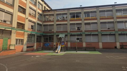 Patio del Colegio Rey Pelayo, cerrado desde enero de 2023