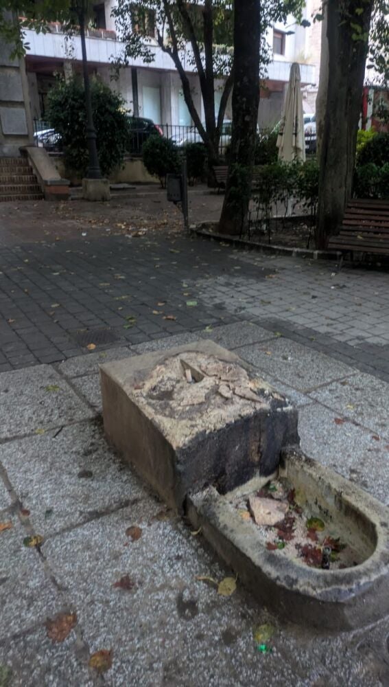 Estado en el que ha quedado la fuente, al lado de uno de los accesos al parque
