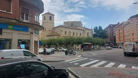 Un hombre es atendido por un corte en el cuello en las inmediaciones de la Plaza de San Lázaro .