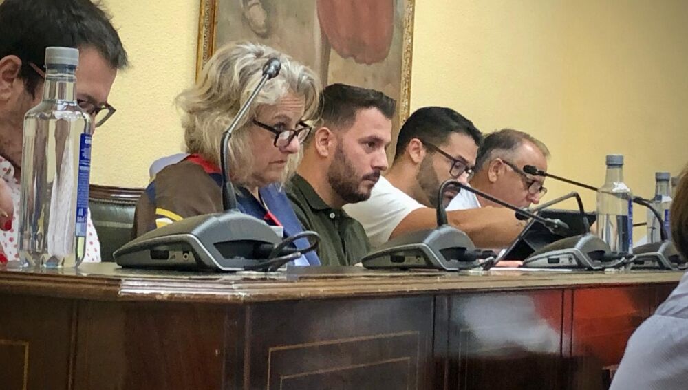 El portavoz de Vox Villajoyosa en el pleno, en el centro de la imagen