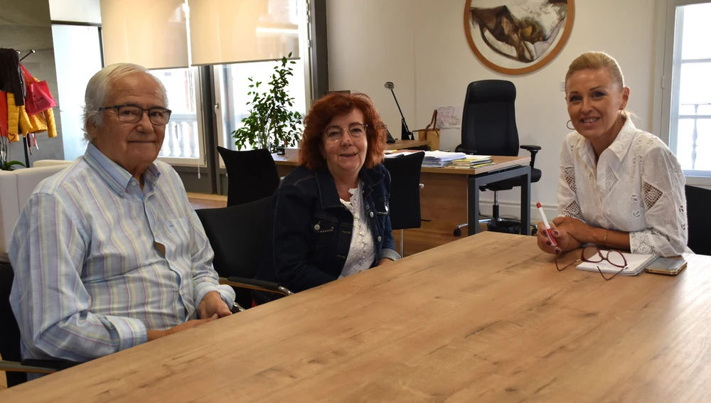 Los fundadores de la Fundación junto a la delegada de la Junta, Mariam López Los fundadores de la Fundación junto a la delegada de la Junta, Mariam López